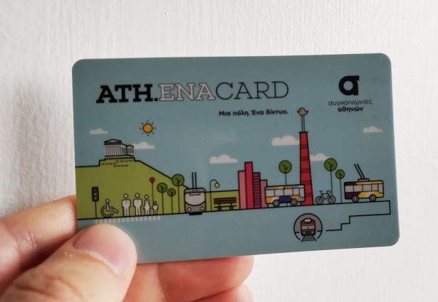 Η κάρτα Ath.ena Card στο χέρι